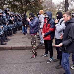 Полиция Москвы ищет футбольных фанатов, причастных к убийству у метро «Цветной Бульвар»