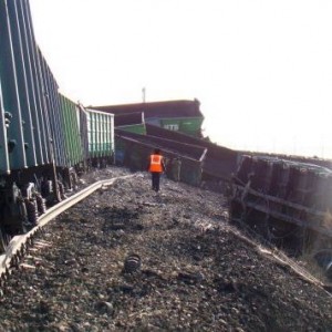 В Тверской области товарный поезд протаранил автомобиль