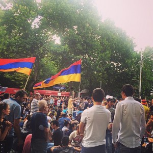 Митингующие в Ереване требуют понижения платы за энергию