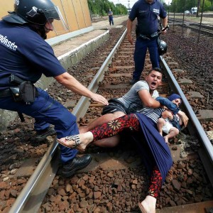 Венгерские пограничники отгоняют беженцев слезоточивым газом и водометами