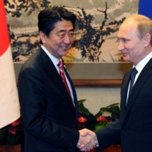 Премьер-министр Японии планирует обсудить с Путиным вопрос Курил
