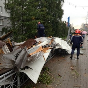 Шквальный ветер в Казани снес крышу здания на остановку с людьми