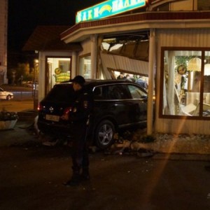 В Омске автомобиль протаранил здание кафе