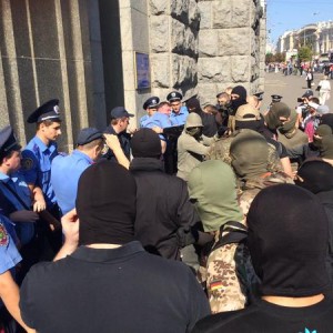Группа неизвестных штурмует городской совет в Харькове
