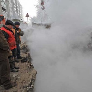 Прорыв тепловой магистрали оставил без отопления 30 тысяч человек в Барнауле