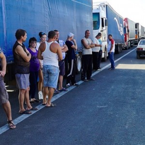 Водители грузовиков на границе с Крымом готовят бунт