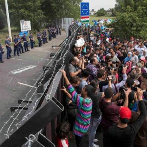 Беженцы на венгерской границе вступили в схватку с полицейскими