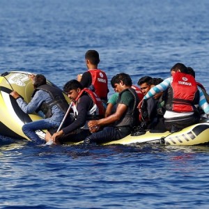 Лодка с мигрантами, направлявшимися в Грецию, столкнулась с паромом