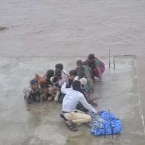 В результате затопления перегруженной лодки в Индии пропало без вести 50 человек