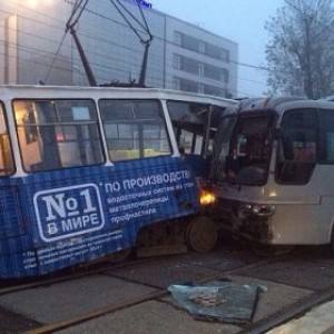 Автобус врезался в городской трамвай с пассажирами в Иркутске