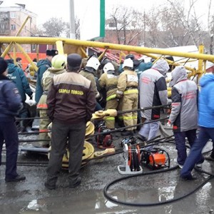 Строительный кран упал на проезжую часть в Омске, четыре человека погибло
