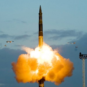 С базы в Архангельской области запустили межконтинентальную ракету "Тополь"