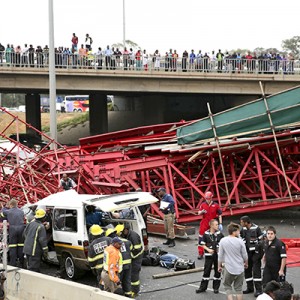В африканском городе Йоханнесбурге обрушился пешеходный мост