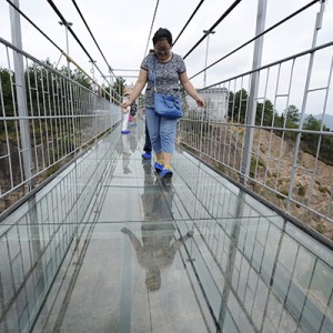 Треснул стеклянный мост с туристами, расположенный над пропастью в 1080 метров