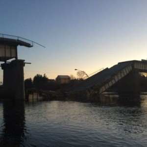 В Архангельской области обрушился мост через реку Вага
