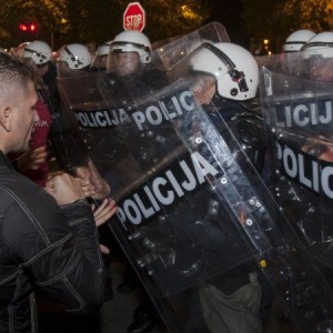 Полиция Черногории разогнала марш протеста гранатами