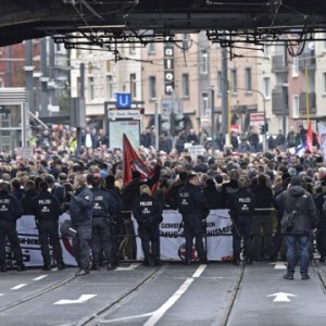 Тысячи националистов и антифашистов вышли на акции протестов в Кельне