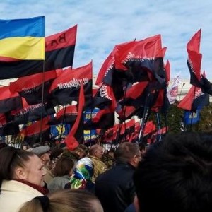 Неизвестный бросил бомбу в толпу митингующих в Киеве