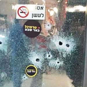 Террористы расстреляли в Израиле людей на автобусной остановке