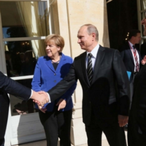 Украинским телеканалам запретили показывать рукопожатие Порошенко и Путина