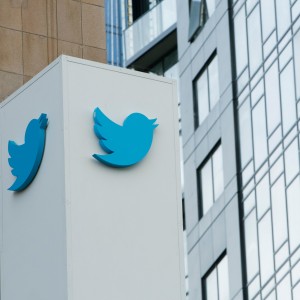 Компания Twitter проведет первое в своей истории массовое увольнение