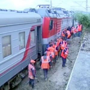 На железнодорожные пути в Сочи сошел сель, задержаны пассажирские поезда