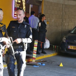 В Тель-Авиве мужчины с ножами напали на бизнес-центр