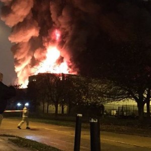 Под Лондоном серия взрывов привела к серьезному пожару