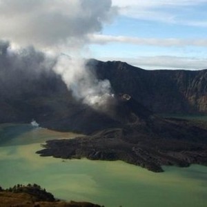 Активность индонезийского вулкана Риджани привела к закрытию аэропортов