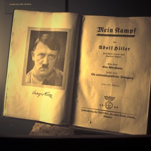 В Германии решили переиздать книгу Гитлера Mein Kampf