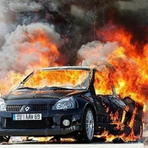 Во Франции в новогоднюю ночь сожгли 804 автомобиля