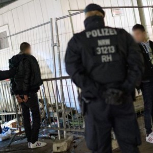 Полиция Кельна приняла более 500 заявлений о нападении мигрантов в новогоднюю ночь